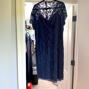 Great dress.  Has slip underneath